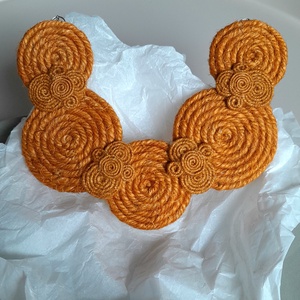 Kender nyaklánc (kurkuma), Ékszer, Nyaklánc, Medál, Varrás, Ékszerkészítés, Kender nyaklánc, nemesacél lánccal.

Méret: 14,5 cm
, MESKA