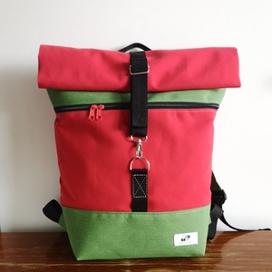 Zöld-piros vízálló rolltop hátizsák - Meska.hu