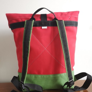 Zöld-piros vízálló rolltop hátizsák - táska & tok - hátizsák - roll top hátizsák - Meska.hu