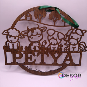 Egyedi fa ajtókopogtató farmos - egyedi névvel, Otthon & Életmód, Dekoráció, Ajtó- és ablak dekoráció, Ajtódísz & Kopogtató, Famegmunkálás, Gravírozás, pirográfia, MESKA