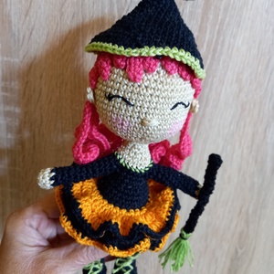 Halloween kis boszorkány seprűvel - halloweeni dekoráció - halloweeni dekoráció - Meska.hu