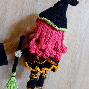 Halloween kis boszorkány seprűvel - halloweeni dekoráció - halloweeni dekoráció - Meska.hu
