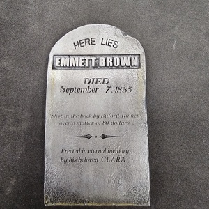 1/8 méretarányú Emett Brown sírkő, Vissza a jövőbe, Back to the future - Meska.hu
