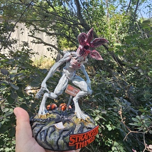 Stranger Things Demogorgon, Hawkins - otthon & életmód - dekoráció - asztal és polc dekoráció - könyvszobor - Meska.hu