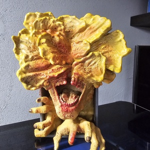 The Last of Us Clicker könyvespolc dísz, Otthon & Életmód, Dekoráció, Asztal és polc dekoráció, Könyvszobor, , MESKA