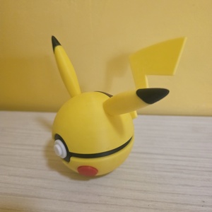 Pokeball-Pikachu stílusú 3D nyomtatott figura - otthon & életmód - dekoráció - asztal és polc dekoráció - asztaldísz - Meska.hu