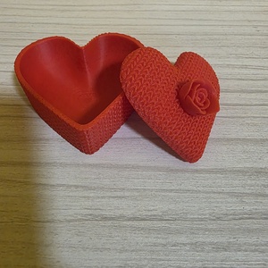 Szív alakú ajándékdoboz rózsa díszítéssel- 3D nyomtatott, Otthon & Életmód, Tárolás & Rendszerezés, Doboz, Mindenmás, MESKA