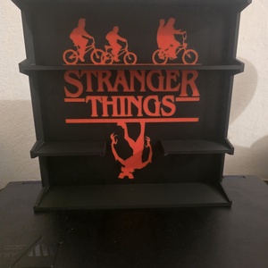 Stranger Things Kinder Joy tartó � figurák nélkül, Otthon & Életmód, Dekoráció, Asztal és polc dekoráció, Asztaldísz, Mindenmás, MESKA