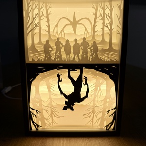 Stranger Things shadow box lámpa - 3D Nyomtatott - otthon & életmód - lámpa - asztali lámpa - Meska.hu