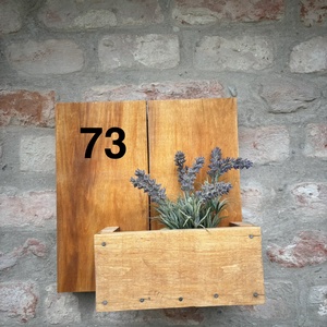 Új Handmade/Kézműves raklap fa Házszámtábla kis virágtartóval, Otthon & Életmód, Ház & Kert, Házszám, Famegmunkálás, MESKA