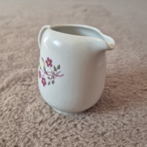 Alföldi porcelán tejkiöntő virágmintával - otthon & életmód - konyhafelszerelés, tálalás - tálalás - üveg & kancsó - Meska.hu