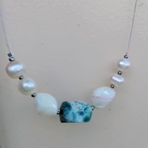 Zöld achát, kagyló és igazgyöngy nyaklánc, nyakék - ékszer - nyaklánc - gyöngyös nyaklánc - Meska.hu