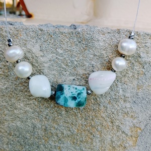 Zöld achát, kagyló és igazgyöngy nyaklánc, nyakék - ékszer - nyaklánc - gyöngyös nyaklánc - Meska.hu