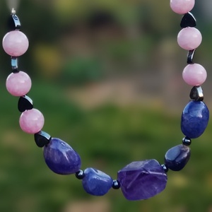 Ametiszt és hematit kövekből nyaklánc, nyakék  - ékszer - nyaklánc - gyöngyös nyaklánc - Meska.hu