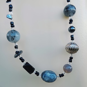Fekete, szürke ásvány nyaklánc, nyakék  - ékszer - nyaklánc - gyöngyös nyaklánc - Meska.hu