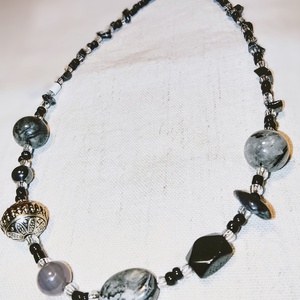 Fekete, szürke ásvány nyaklánc, nyakék , Ékszer, Nyaklánc, Gyöngyös nyaklánc, Ékszerkészítés, MESKA
