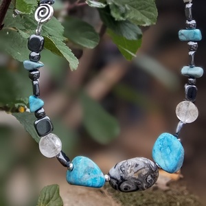 Apatit hematit hegyi kristály ásvány nyaklánc, nyakék  - ékszer - nyaklánc - gyöngyös nyaklánc - Meska.hu