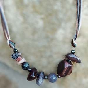 Zöld, sárga, barna színű ásványokból készült nyaklánc, nyakék  - ékszer - nyaklánc - gyöngyös nyaklánc - Meska.hu