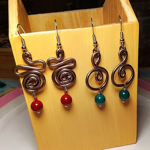 Fülbevaló bordó szintetikus gyöngy vagy zöld ásvány gyöngy  - ékszer - fülbevaló - lógó fülbevaló - Meska.hu