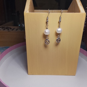 Fülbevaló igazi gyönggyel - ékszer - fülbevaló - lógó fülbevaló - Meska.hu