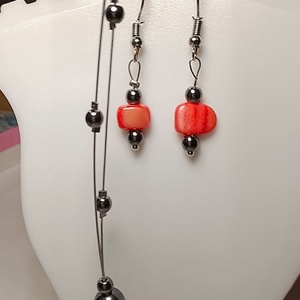 Fülbevaló festett rózsaszín kagylóval és hematit ásvánnyal - ékszer - fülbevaló - lógó fülbevaló - Meska.hu