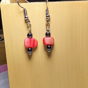 Fülbevaló festett rózsaszín kagylóval és hematit ásvánnyal - ékszer - fülbevaló - lógó fülbevaló - Meska.hu