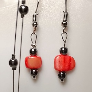 Fülbevaló festett rózsaszín kagylóval és hematit ásvánnyal, Ékszer, Fülbevaló, Lógó fülbevaló, Mindenmás, MESKA