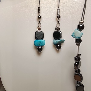 Fülbevaló festett kék kővel és hematit ásvánnyal - ékszer - fülbevaló - lógó fülbevaló - Meska.hu