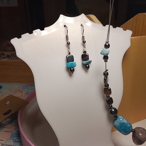 Fülbevaló festett kék kővel és hematit ásvánnyal - ékszer - fülbevaló - lógó fülbevaló - Meska.hu