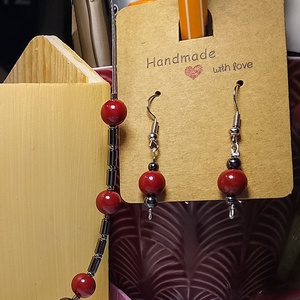 Fülbevaló szintetikus gyönggyel és hematit ásvánnyal - ékszer - fülbevaló - lógó fülbevaló - Meska.hu