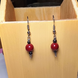 Fülbevaló szintetikus gyönggyel és hematit ásvánnyal - ékszer - fülbevaló - lógó fülbevaló - Meska.hu