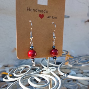 Fülbevaló szintetikus gyönggyel és hematit ásvánnyal - ékszer - fülbevaló - lógó fülbevaló - Meska.hu