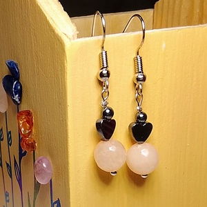 Fülbevaló rózsaszín ásvány gyöngyökkel  - ékszer - fülbevaló - lógó fülbevaló - Meska.hu