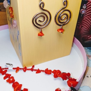 Fülbevaló  korall kövecskével - ékszer - fülbevaló - lógó fülbevaló - Meska.hu