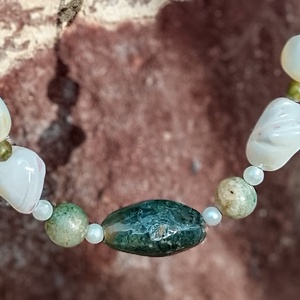 Zöld fehér nyaklánc, nyakék  - ékszer - nyaklánc - gyöngyös nyaklánc - Meska.hu