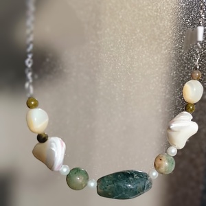 Zöld fehér nyaklánc, nyakék  - ékszer - nyaklánc - gyöngyös nyaklánc - Meska.hu