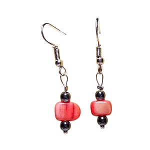 Fülbevaló festett rózsaszín kagylóval és hematit ásvánnyal, Ékszer, Fülbevaló, Lógó fülbevaló, Mindenmás, MESKA