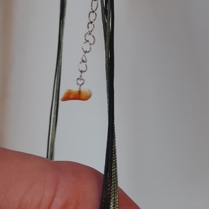 Borostyán,  és zöld kövekből álló medálos nyaklánc  - ékszer - nyaklánc - gyöngyös nyaklánc - Meska.hu