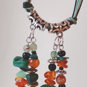 Borostyán,  és zöld kövekből álló medálos nyaklánc  - ékszer - nyaklánc - gyöngyös nyaklánc - Meska.hu