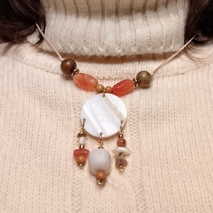 Nyaklánc kagylóval és achát kövekkel - ékszer - nyaklánc - gyöngyös nyaklánc - Meska.hu