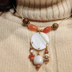 Nyaklánc kagylóval és achát kövekkel - ékszer - nyaklánc - gyöngyös nyaklánc - Meska.hu