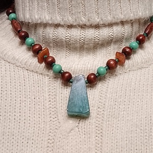 Fa és festett kőmedálos, nyaklánc nyakék  - Meska.hu