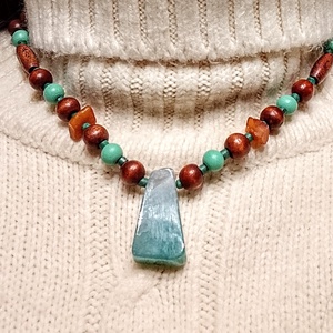 Fa és festett kőmedálos, nyaklánc nyakék  - ékszer - nyaklánc - gyöngyös nyaklánc - Meska.hu