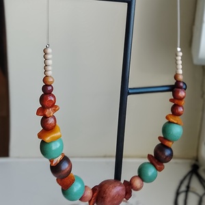 Nyaklánc barna és zöld gyöngyökkel - ékszer - nyaklánc - gyöngyös nyaklánc - Meska.hu