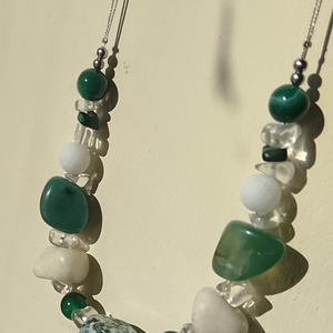 Zöld és fehér gyöngyökkel nyaklánc - ékszer - nyaklánc - gyöngyös nyaklánc - Meska.hu