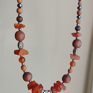 Méz és barna gyöngyökkel nyaklánc - ékszer - nyaklánc - gyöngyös nyaklánc - Meska.hu