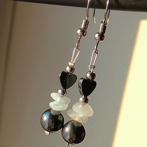 Szívecskés fülbevaló hematitból - ékszer - fülbevaló - lógó fülbevaló - Meska.hu