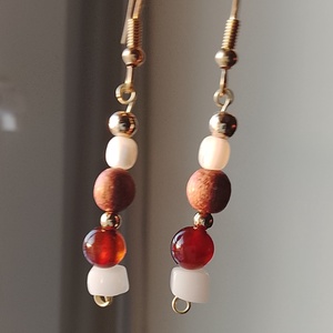 Fülbevaló barna, fehér gyöngyökkel  - ékszer - fülbevaló - lógó fülbevaló - Meska.hu