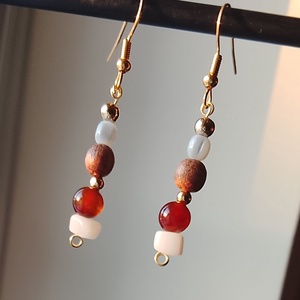 Fülbevaló barna, fehér gyöngyökkel  - ékszer - fülbevaló - lógó fülbevaló - Meska.hu