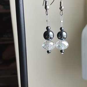 Fülbevaló üveg és hematit gyöngyből  - ékszer - fülbevaló - lógó fülbevaló - Meska.hu